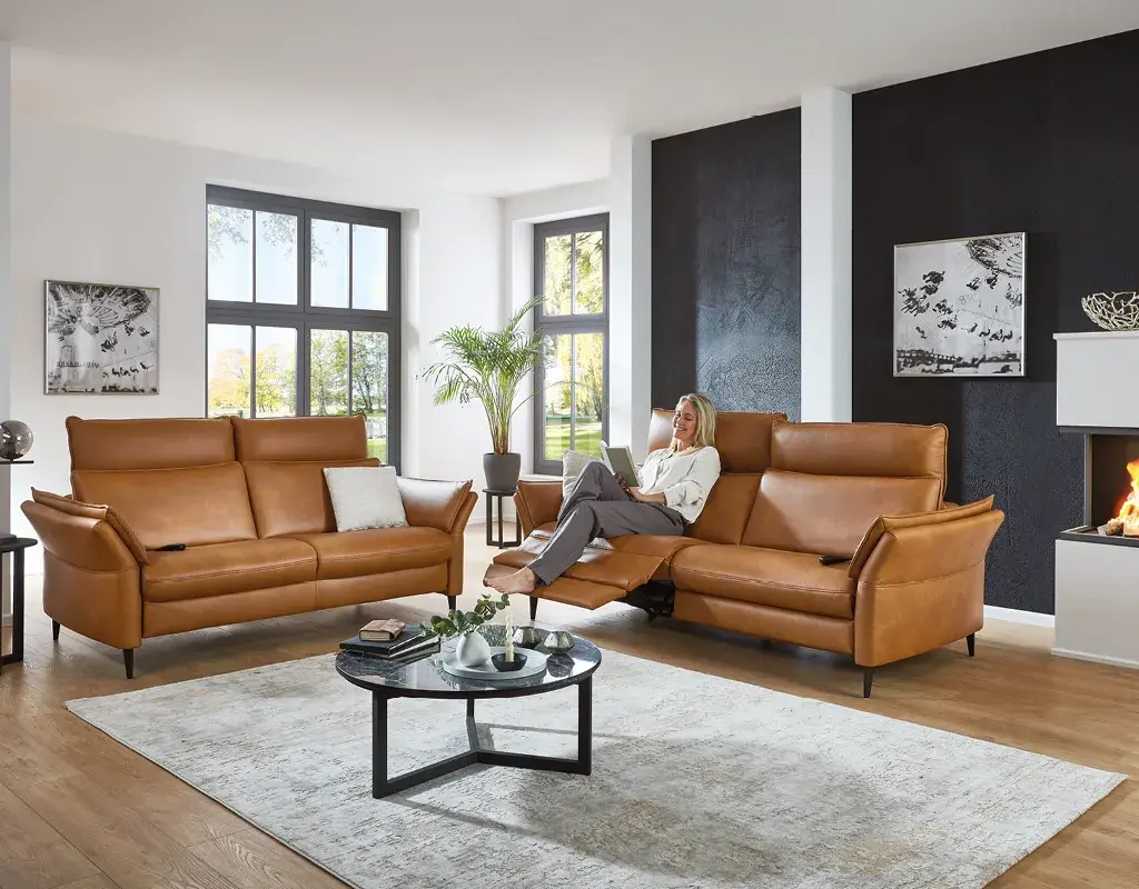 Hochwertiges Ledersofa Set in Cognacbraun mit Relaxfunktion und hohem Sitzkomfort. Zeitloses Designsofa mit klaren Linien für stilvolles Wohnen und entspanntes Sitzen.